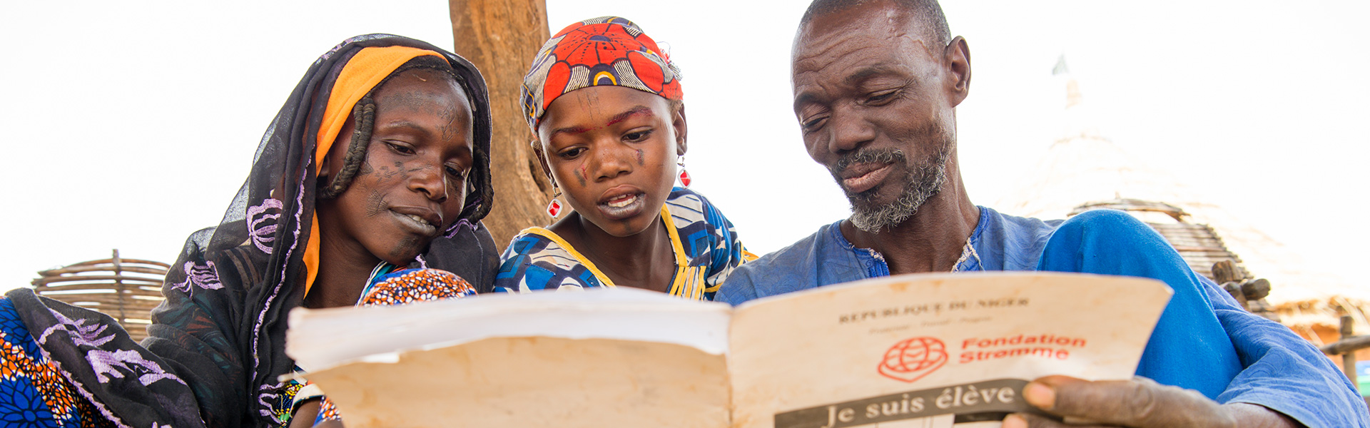 Une fille de Speed ​​​​School apprend à lire à ses parents. Photo: Thorleif Svensson