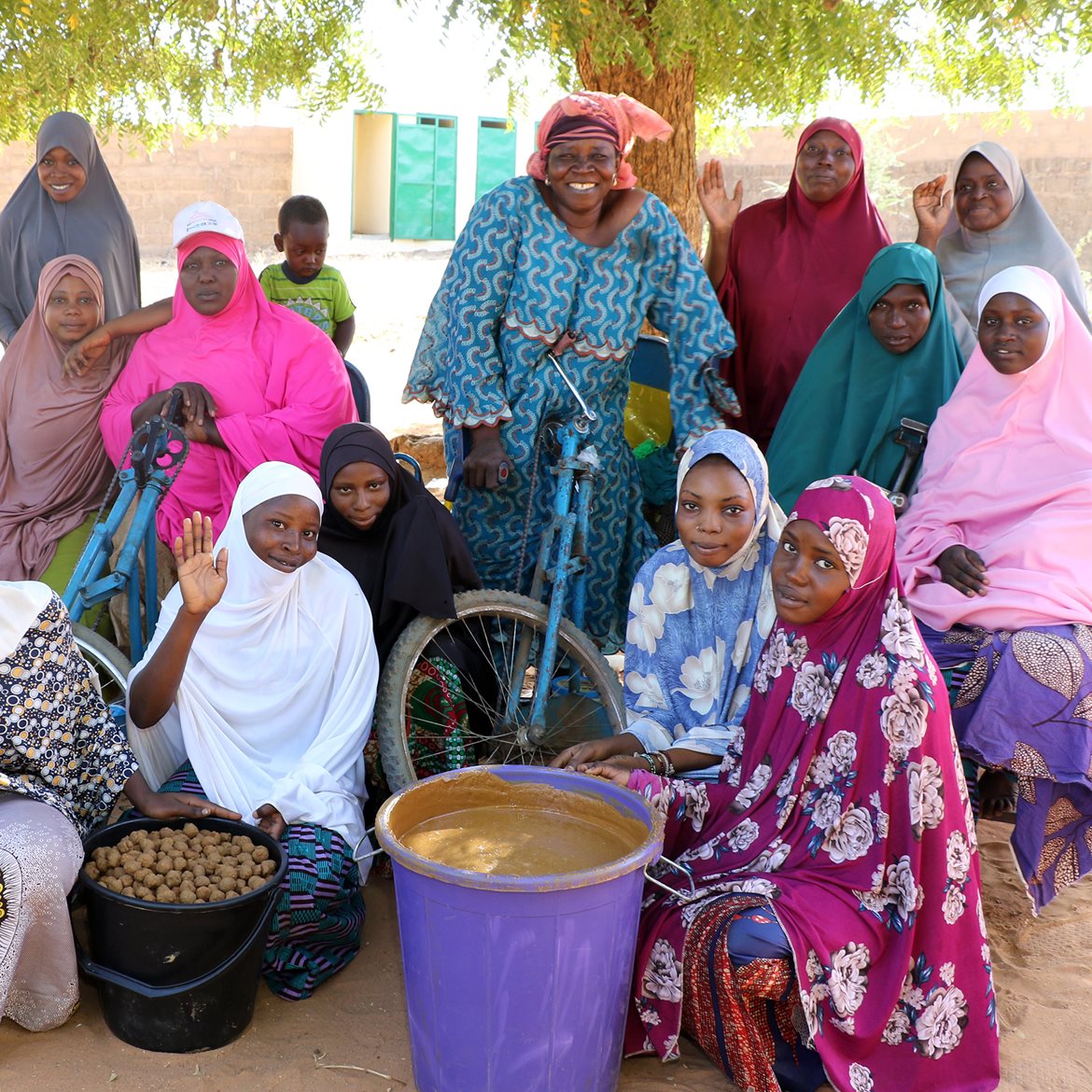 2021-niger-cmmf-group-women-peanut-butter-cakes